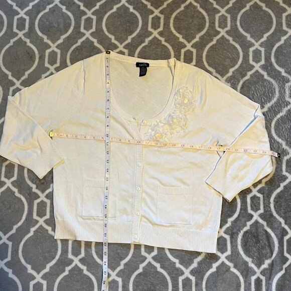 Rue 21 white button-up cardigan with flower accent at the neckline. Size XL. - Picture 3 of 6